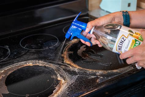 cleaning glass stove top with vinegar